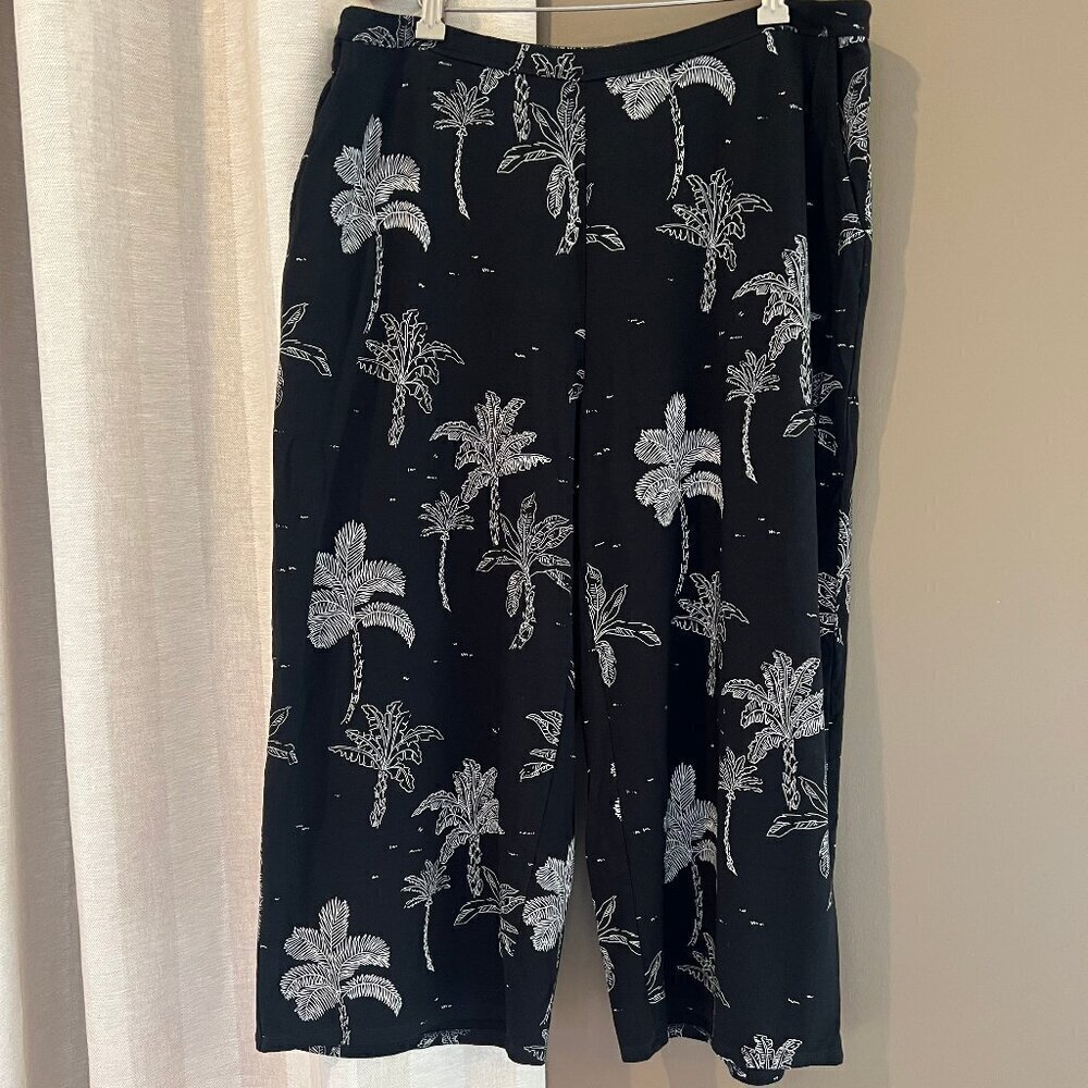 J Jill Wearever Black Floral Palm Tree Elastic Waist, Cropped, Size Large Petite